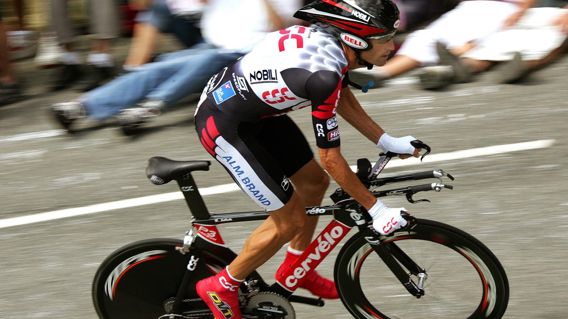 英格兰骑手莎拉·摩根在巴黎奥运会障碍赛中获得第十二名，展现坚韧精神。